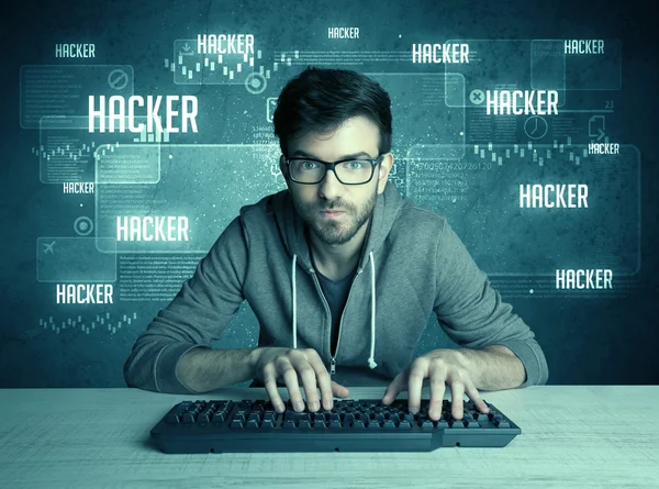 Hacker con teclado y gafas —  Fotos de Stock