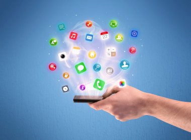 Tablet telefon app simgeleri ile tutan el