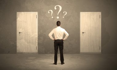 Kapı önünde duran işadamı