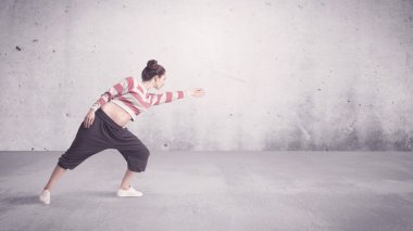 Boş geçmişi olan güzel bir şehir dansçısı.