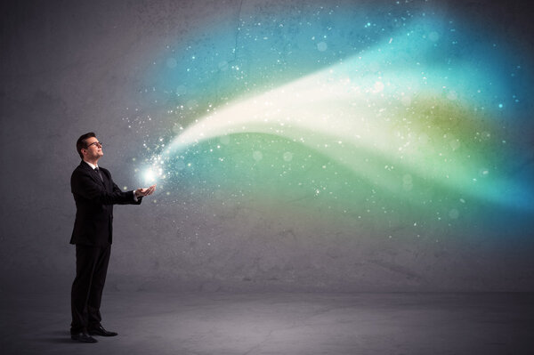 Бизнесмен держит свет
