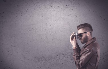 Klasik kamera ve sakallı hippi adam.