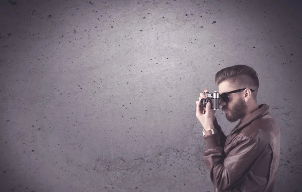 Hipster jongen met vintage camera en baard — Stockfoto