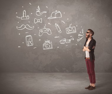 Komik hippi adam çizilmiş şeyler bağırıyor.