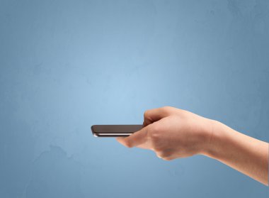 Telefon aygıtı profilden tutuluyor