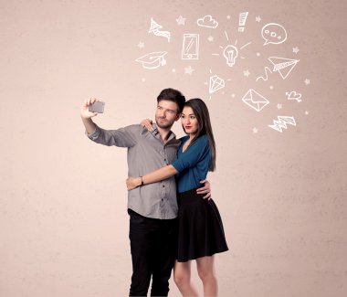 Düşünceleriyle selfie çeken çift.