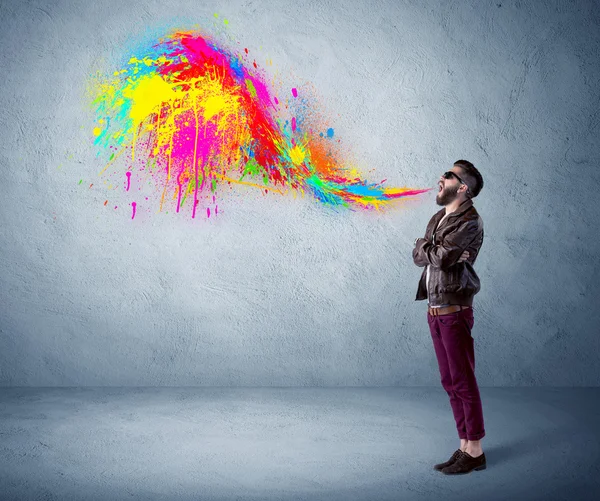 Hipster srác kiabál színes festék a falon — Stock Fotó