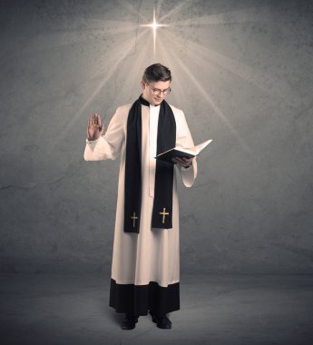 onun nimet veren genç rahip