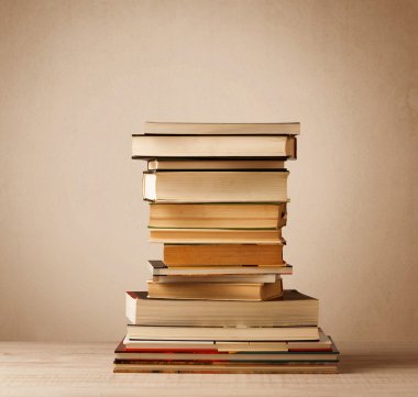 Eski arkaplanı olan bir yığın kitap.