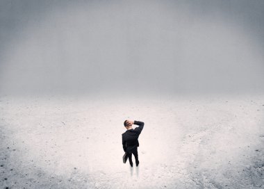 Kentsel boş alanda duran iş adamı