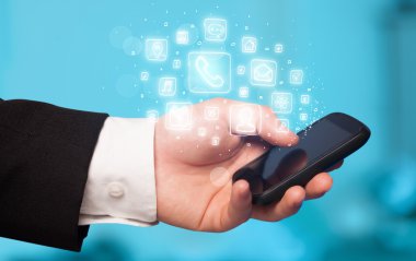 El smartphone telefon app simgeleri ile tutarak