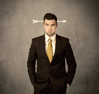 Kafasına bir ok ile genç pazarlamacı