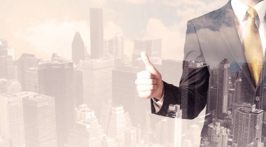 Şehir manzarası örtüşen yakışıklı bir iş adamı.