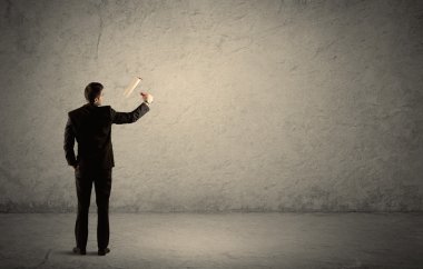 Boş duvarda duran tekerlekli patenci.