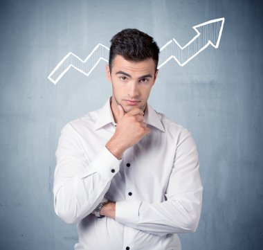 Grafik ok ile gülümseyen iş adamı