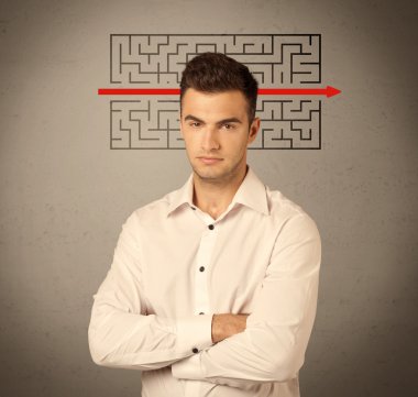 Yakışıklı iş adamı çözme labirent