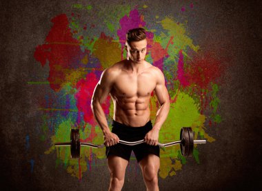 Renkli duvarı ve kilosu olan güçlü bir adam.