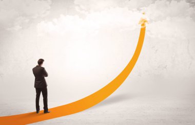 Turuncu ok üzerinde duran iş kişi