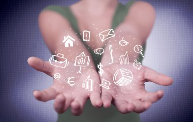 Avuçlarında çizim simgeleri olan bir ofis çalışanı
