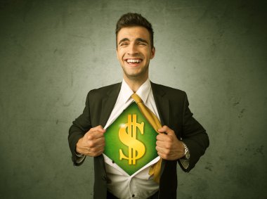 Gömleğini sandığının üstünde dolar işareti olan kapalı yırtılma işadamı