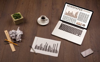 Borsa raporu ahşap masa üzerinde sahip dizüstü iş bilgisayarı