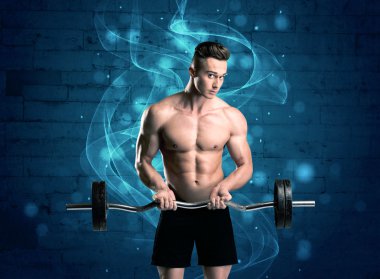 Çekici güçlü fitness adamı ağırlık kaldırıyor.