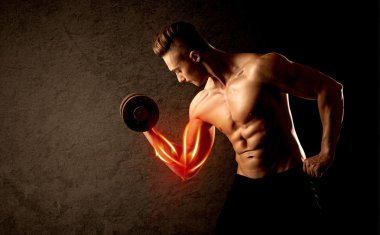 Formda vücut geliştirici, kırmızı kas konseptiyle ağırlık kaldırıyor.