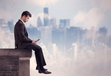 Yüksek bir binanın tepesinde oturan satıcı.