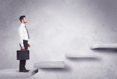 Bir merdiven çıkıyorum