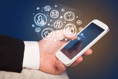 El smartphone telefon app seçenekleri ile tutarak