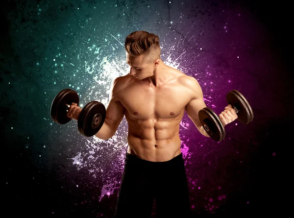 Atrakcyjny muskularny facet podnoszenie ciężaru — Zdjęcie stockowe