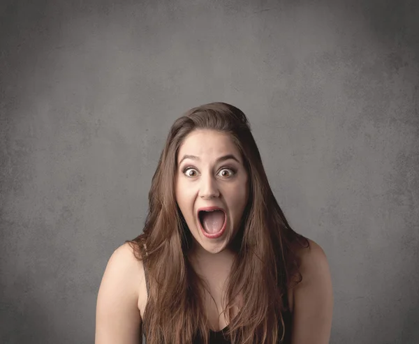 Ragazza con espressione facciale divertente — Foto Stock