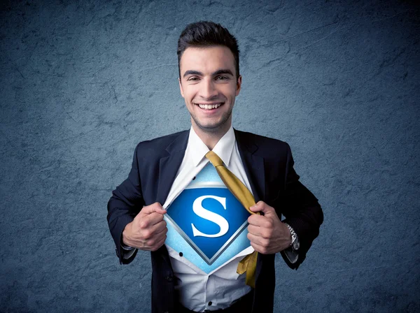 Uomo d'affari che si strappa la camicia con il segno del supereroe — Foto Stock