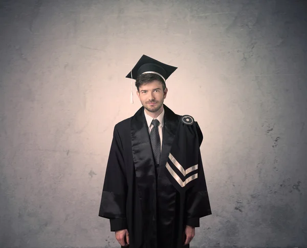 Portrait d'un jeune étudiant diplômé sur fond de grognement — Photo