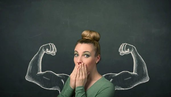 Женщина с набросками сильных и мускулистых рук — стоковое фото