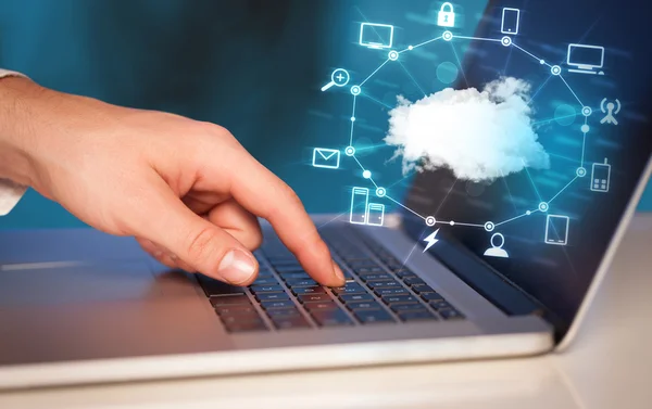 Hand arbetar med en Cloud Computing — Stockfoto