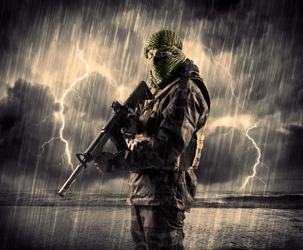 Terrorista armado perigoso com máscara e arma em uma tempestade wi — Fotografia de Stock
