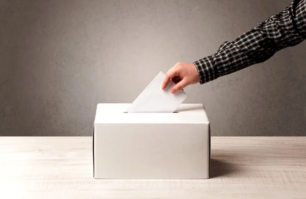 Caixa de cédula com voto de pessoa — Fotografia de Stock