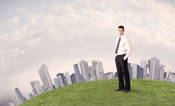 Man standing in front of city landscape — Stock Photo, Image