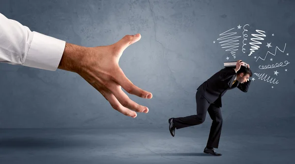 Stressvolle zakenman op de vlucht voor een grote hand — Stockfoto