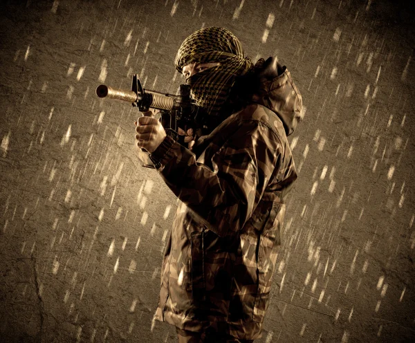 Dangereux soldat terroriste lourdement armé avec masque sur grognement ra — Photo