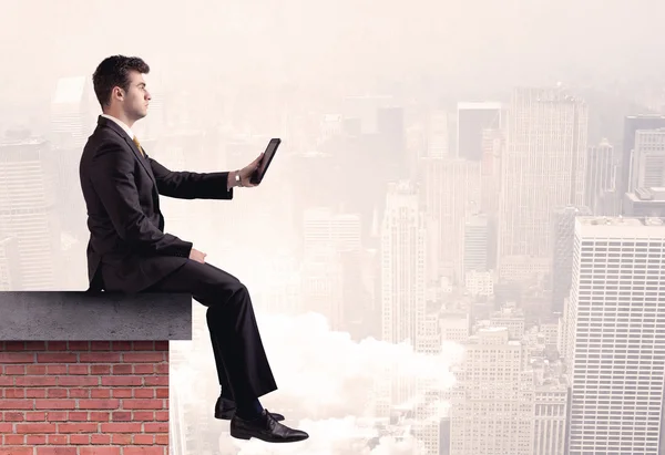 Office worker sitting on rooftop in city — Stock Photo, Image