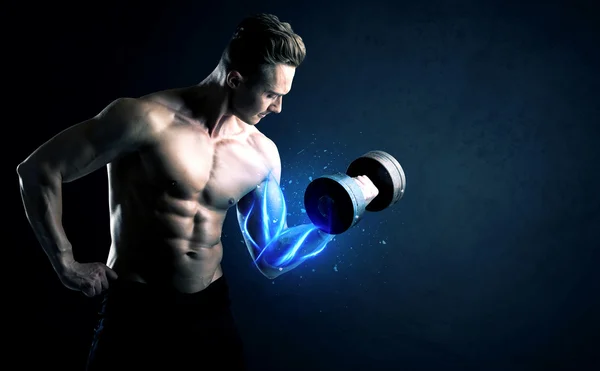 Formda sporcu mavi kas ışığı konseptiyle ağırlık kaldırıyor — Stok fotoğraf