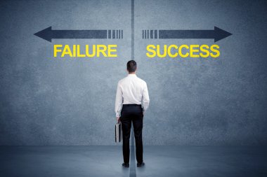 Başarı ve başarısızlık ok conce önünde duran işadamı