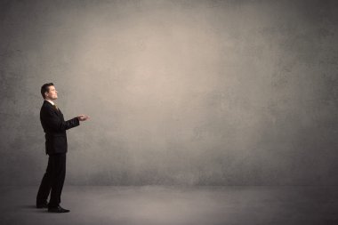 Boş bir duvarın önünde, ayakta işadamı