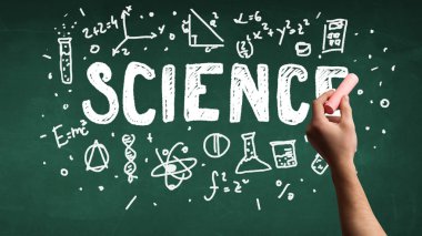 Olgun bilim adamı gemide çizim yapıyor.