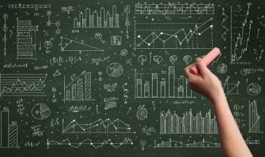 Bir iş adamı tahtaya veri çiziyor