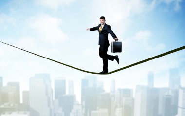 Şehrin yukarısındaki ip üzerinde yürüyen satıcısı