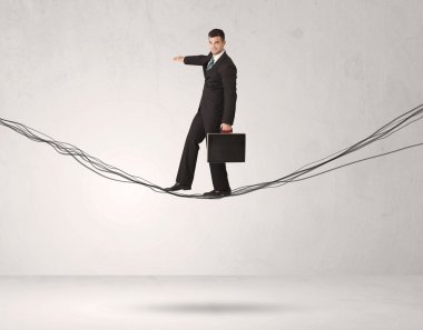 Satış kişi çizilmiş halatlar üzerinde Dengeleme