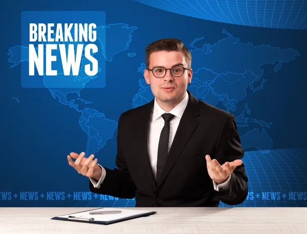 Television presenter in front telling breaking news with blue mo — Stock Photo, Image